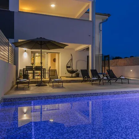 Ema Und Ana Holiday home Pula
