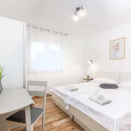 Ema Und Ana Holiday home Pula